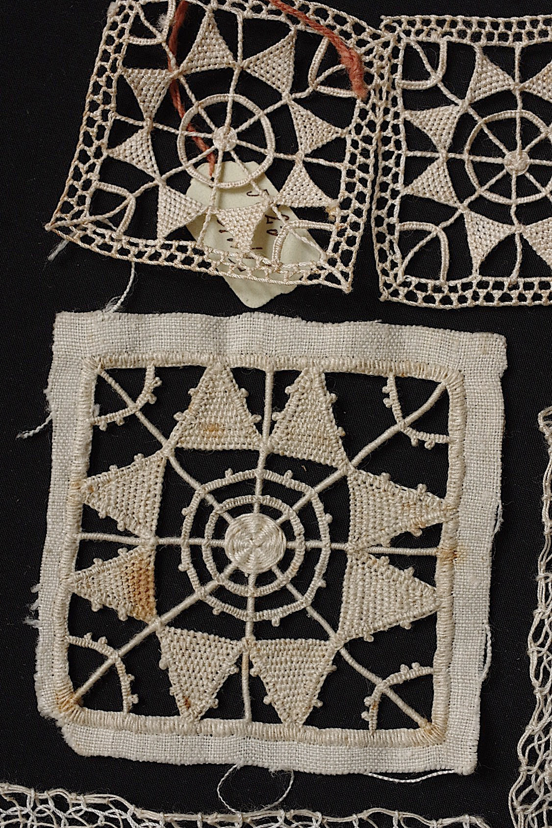 アンティークレースモチーフ33個/dentelle ancienne/antique lace .FR a l'epoque