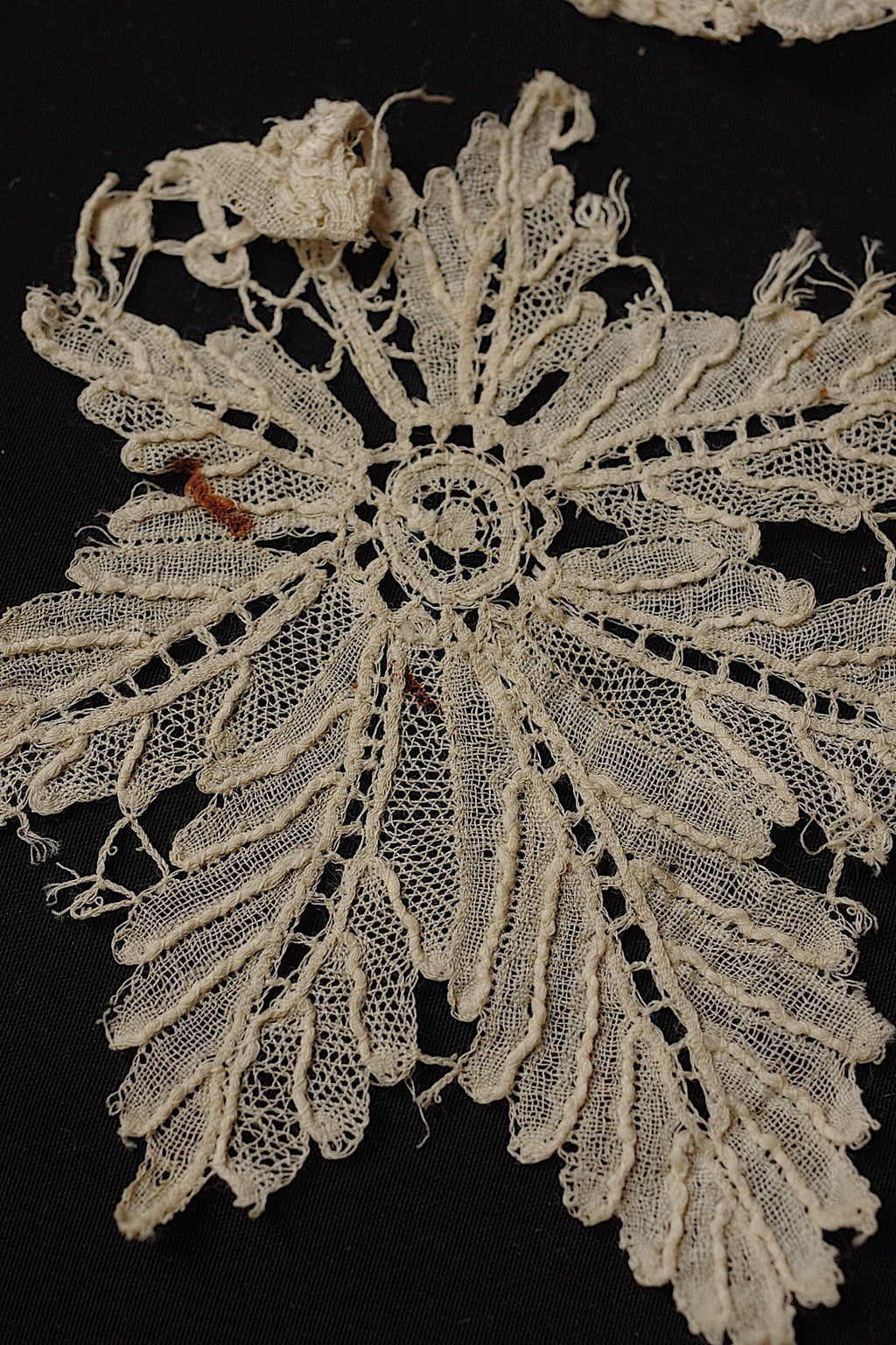 アンティークレース　ホニトン２種/dentelle ancienne/antique lace .FR a l'epoque