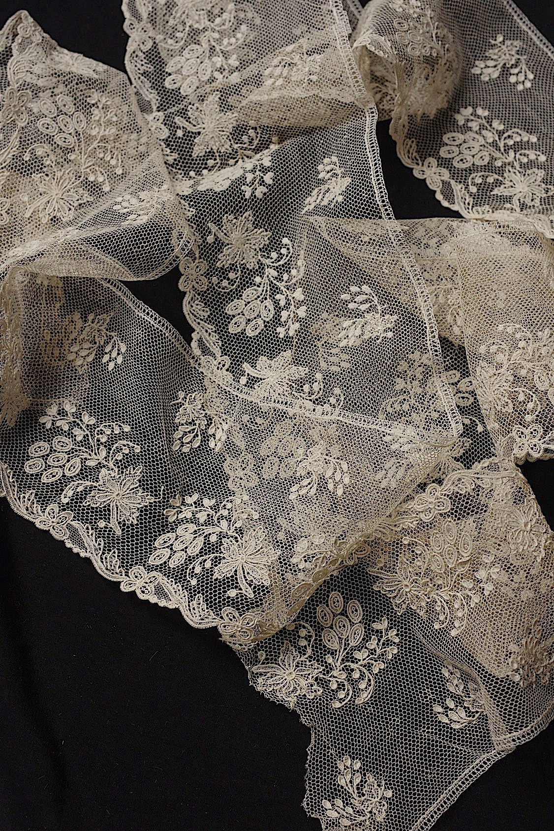 アンティークレースアランソン/dentelle ancienne/antique lace .FR a l'epoque