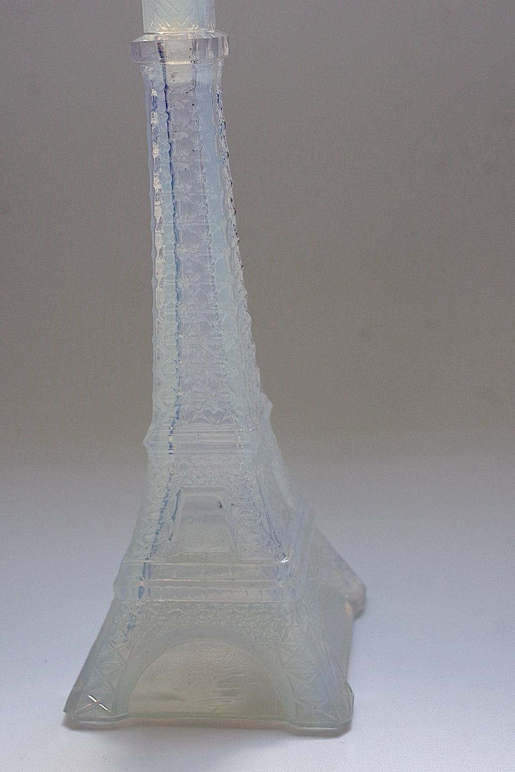 アンティークエッフェル塔/flacon opalescent,/antique .FR a l'epoque