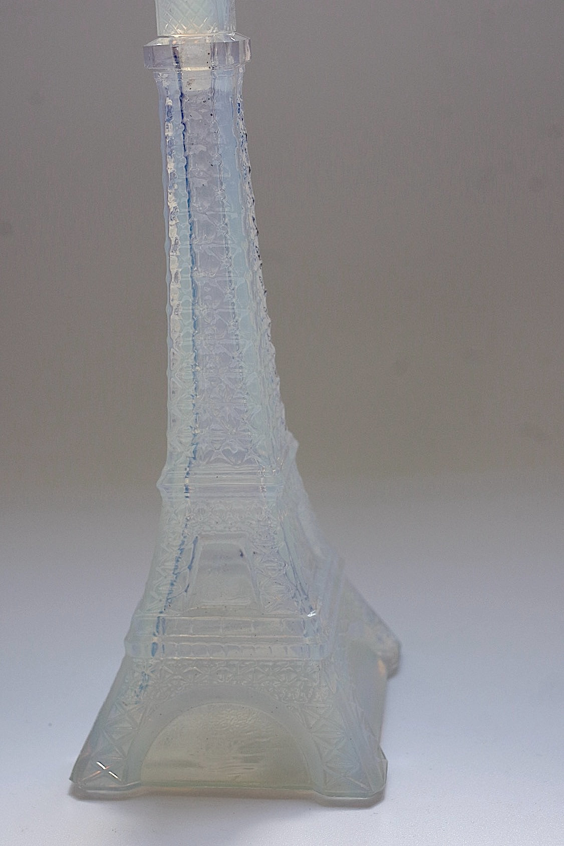 アンティークエッフェル塔/flacon opalescent,/antique .FR a l'epoque