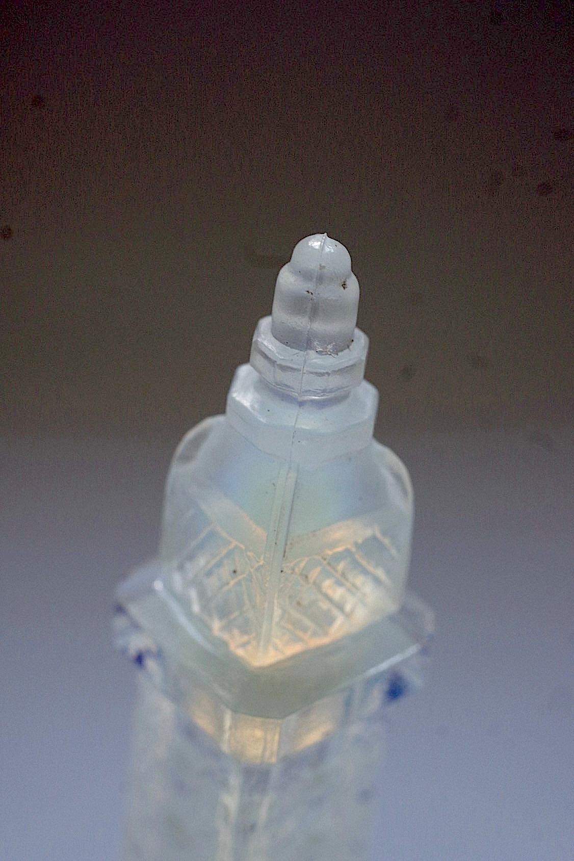 アンティークエッフェル塔/flacon opalescent,/antique .FR a l'epoque