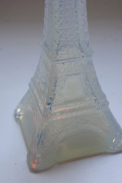 アンティークエッフェル塔/flacon opalescent,/antique .FR a l'epoque