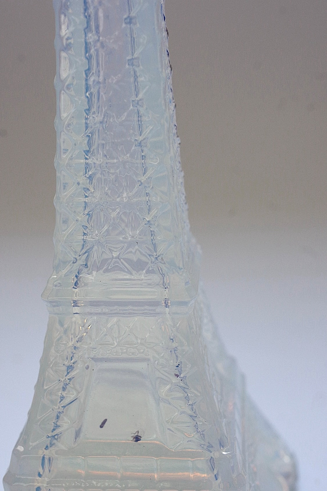 アンティークエッフェル塔/flacon opalescent,/antique .FR a l'epoque