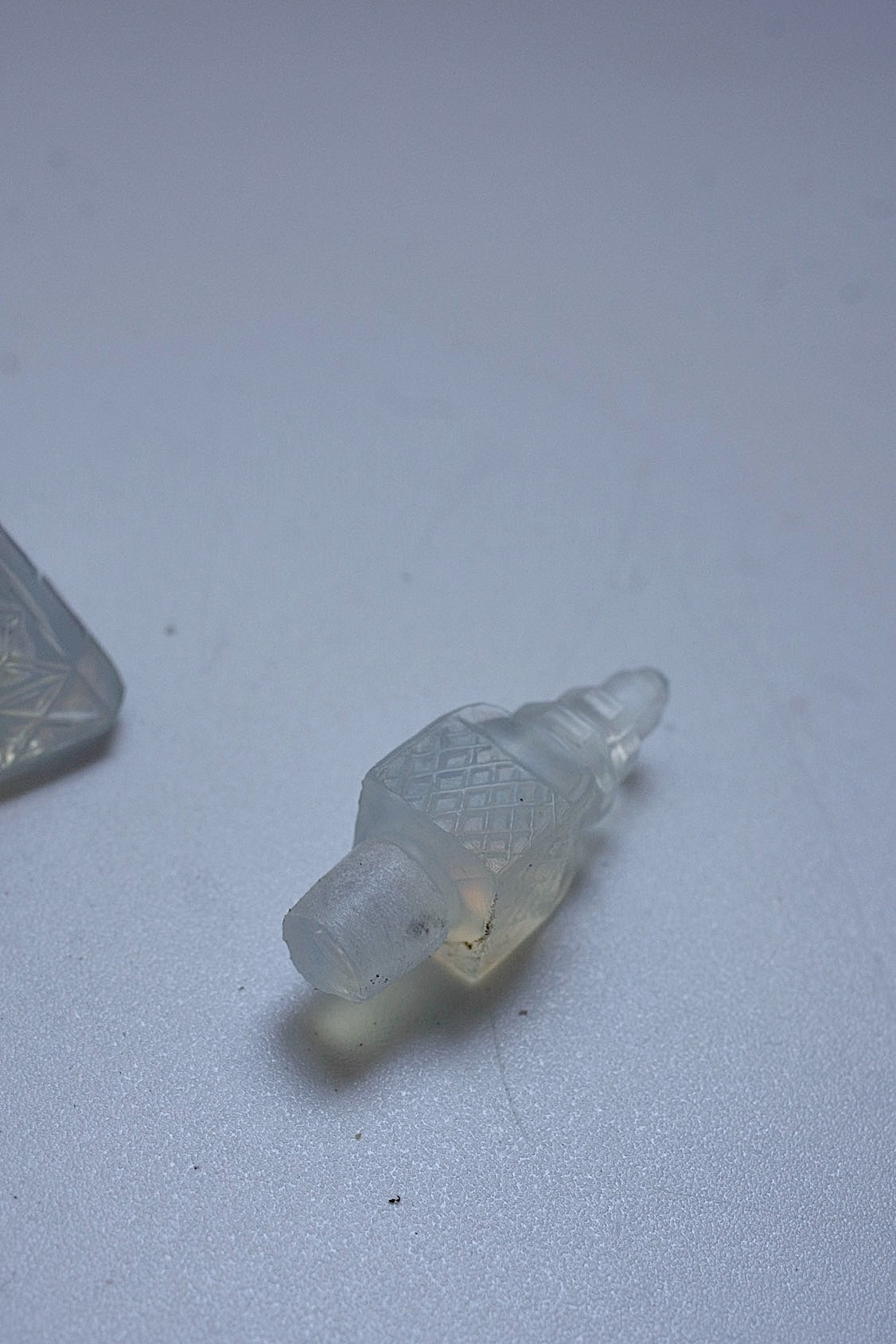 アンティークエッフェル塔/flacon opalescent,/antique .FR a l'epoque