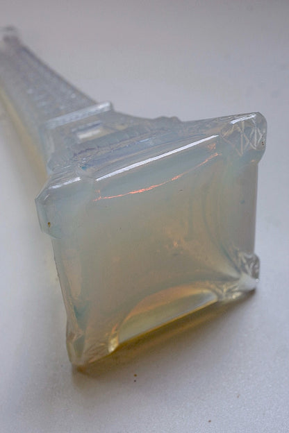 アンティークエッフェル塔/flacon opalescent,/antique .FR a l'epoque