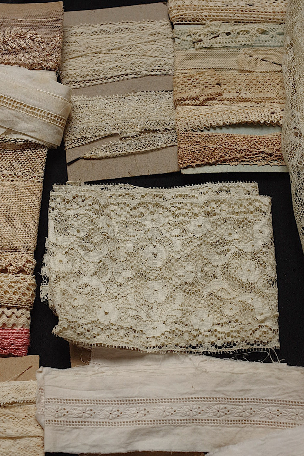 アンティークレース dentelle antique lace  箱入り１６種