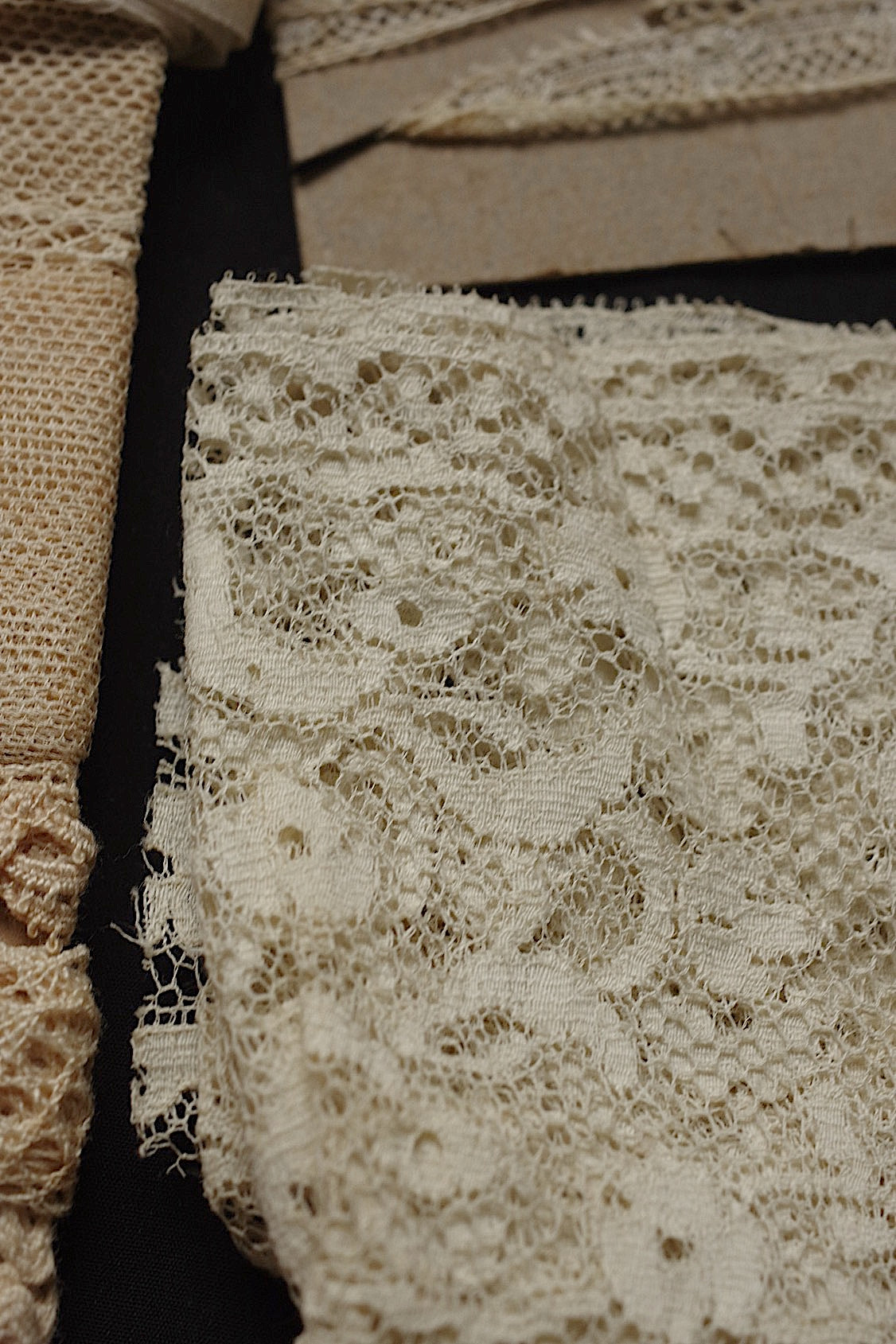アンティークレース dentelle antique lace  箱入り１６種
