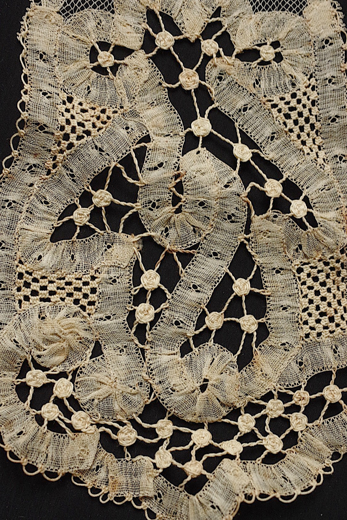 Antique lace dentelle antique lace 2 types of lappets