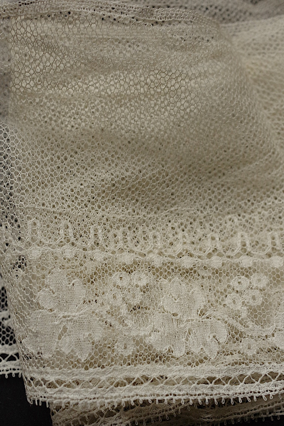 Antique lace dentelle antique lace 133+138cm