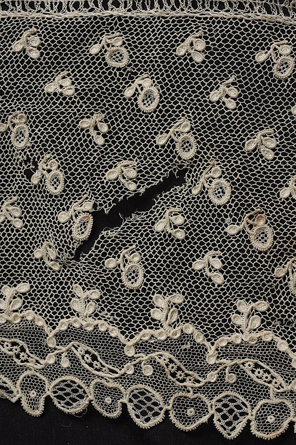 Antique lace, dentelle antique lace, Alençon scraps, etc.