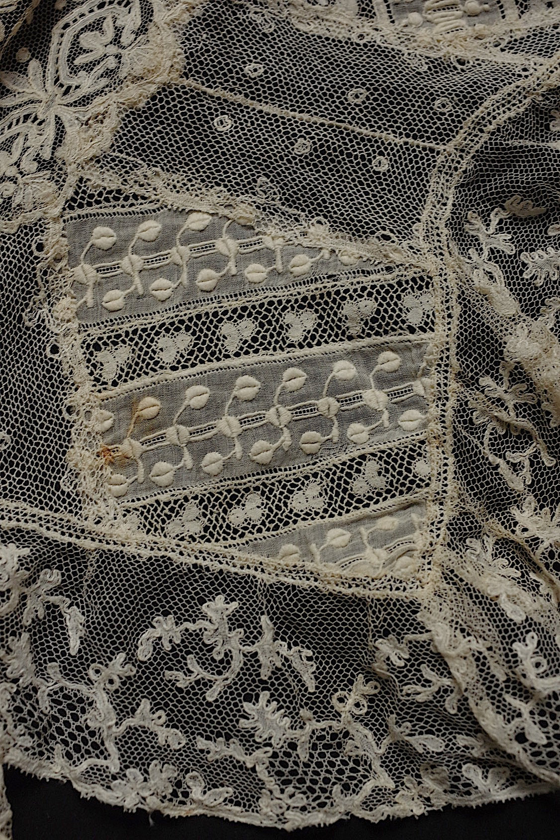 Antique lace dentelle antique lace neck