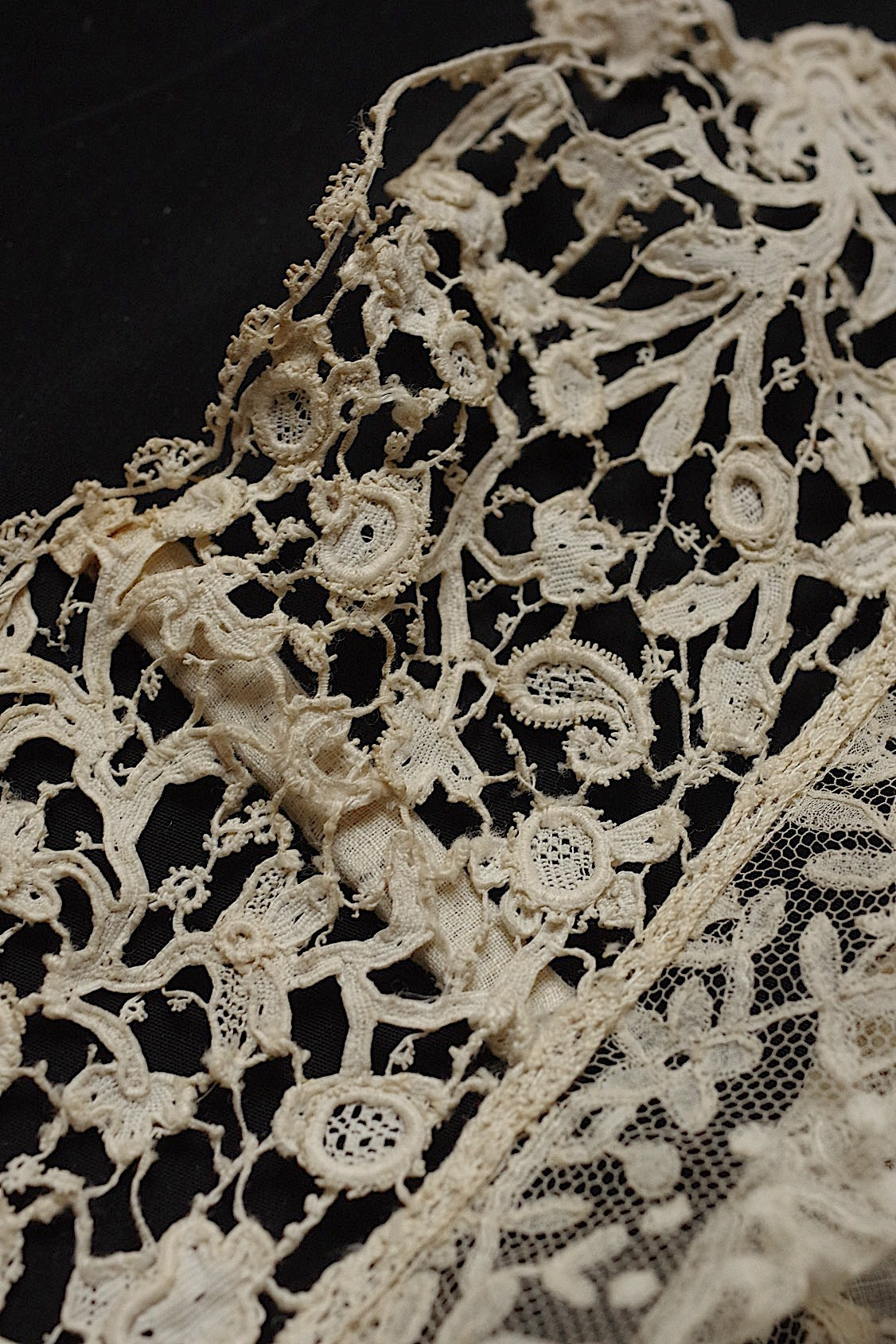 Antique lace dentelle antique lace neck