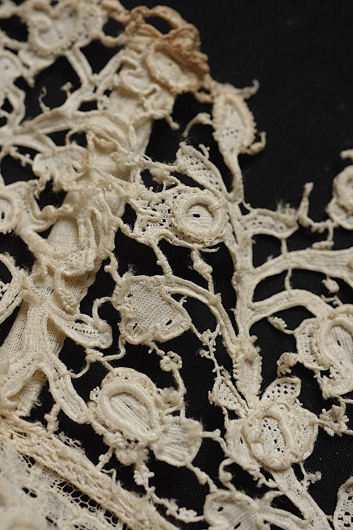 Antique lace dentelle antique lace neck