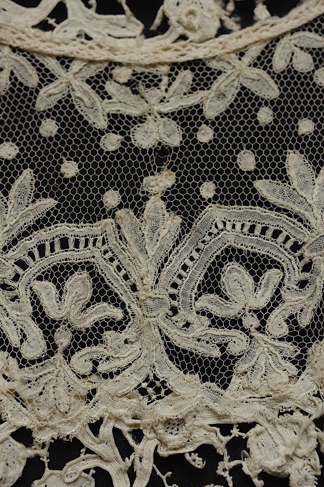Antique lace dentelle antique lace neck