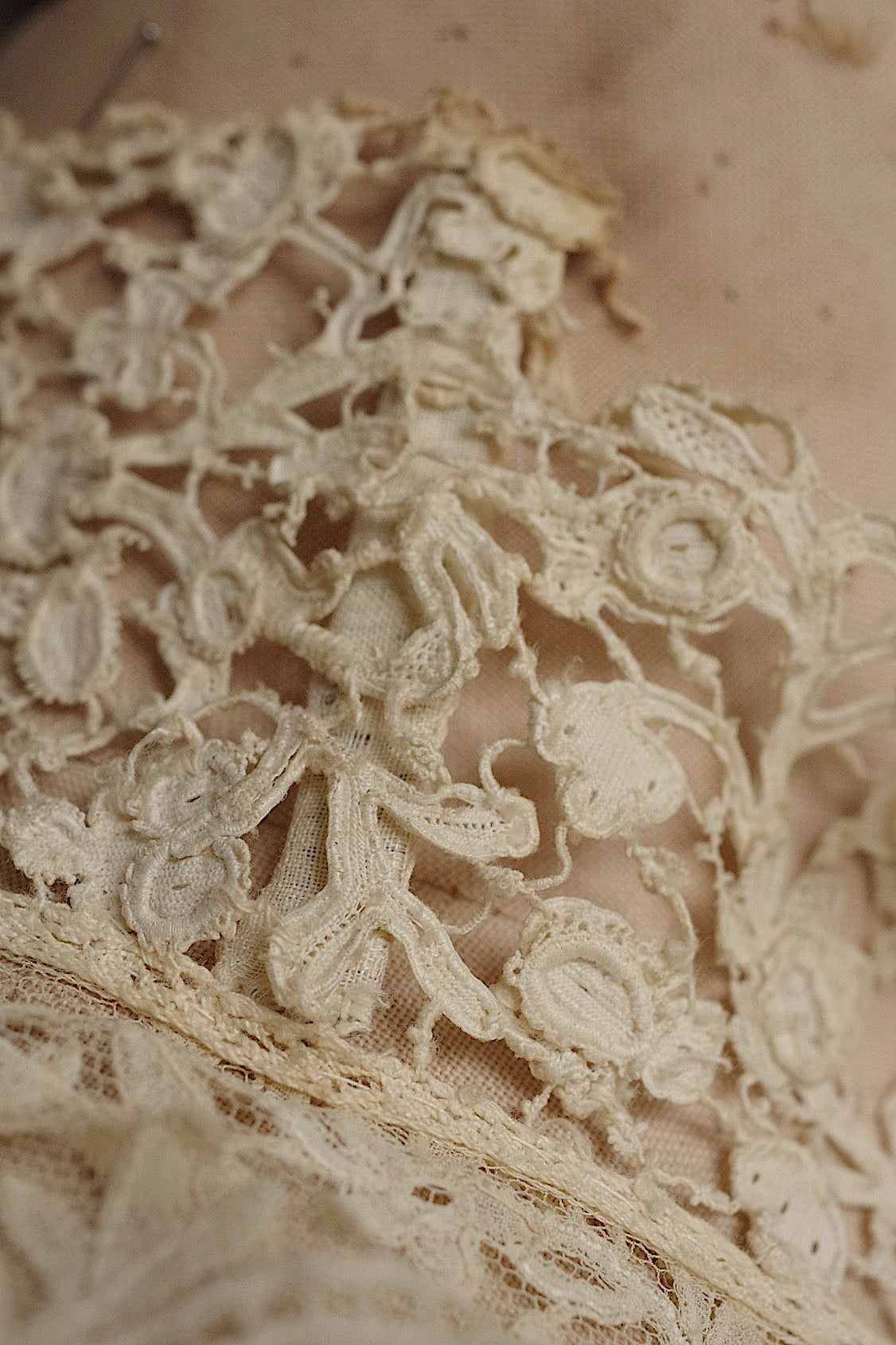 Antique lace dentelle antique lace neck