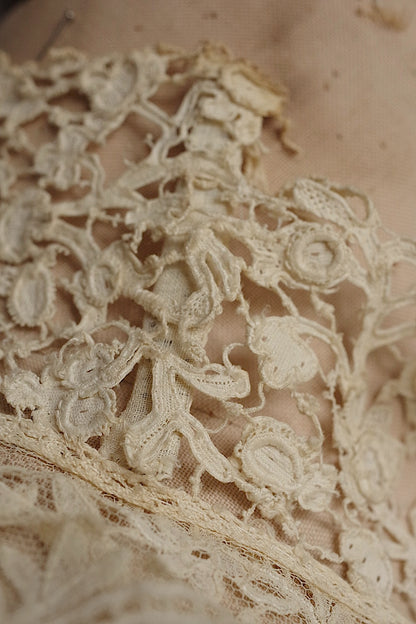 Antique lace dentelle antique lace neck