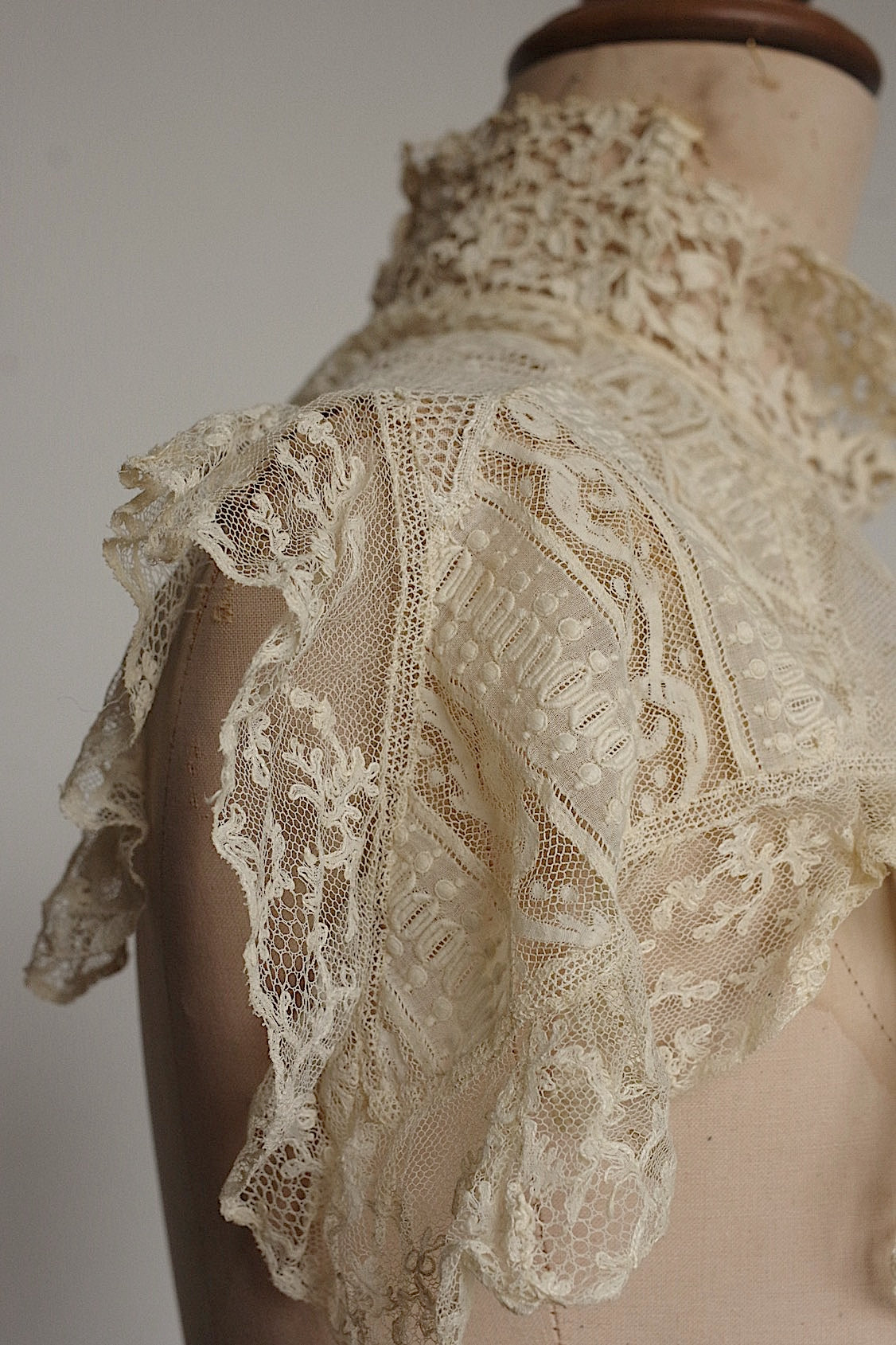 Antique lace dentelle antique lace neck