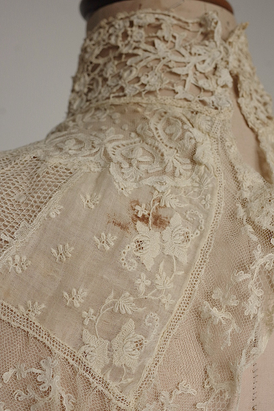 Antique lace dentelle antique lace neck