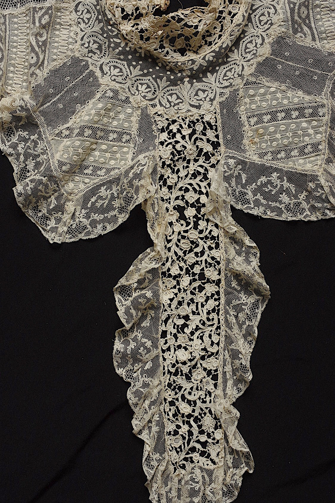 Antique lace dentelle antique lace neck