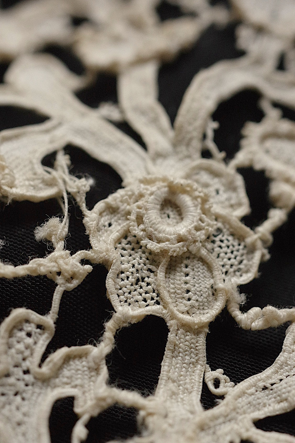 Antique lace dentelle antique lace neck