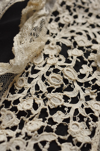 Antique lace dentelle antique lace neck
