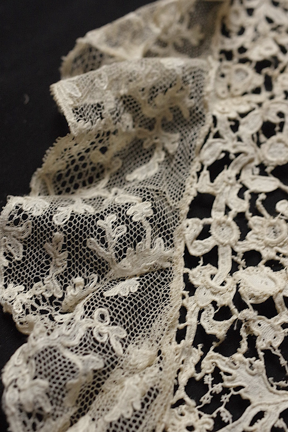 Antique lace dentelle antique lace neck