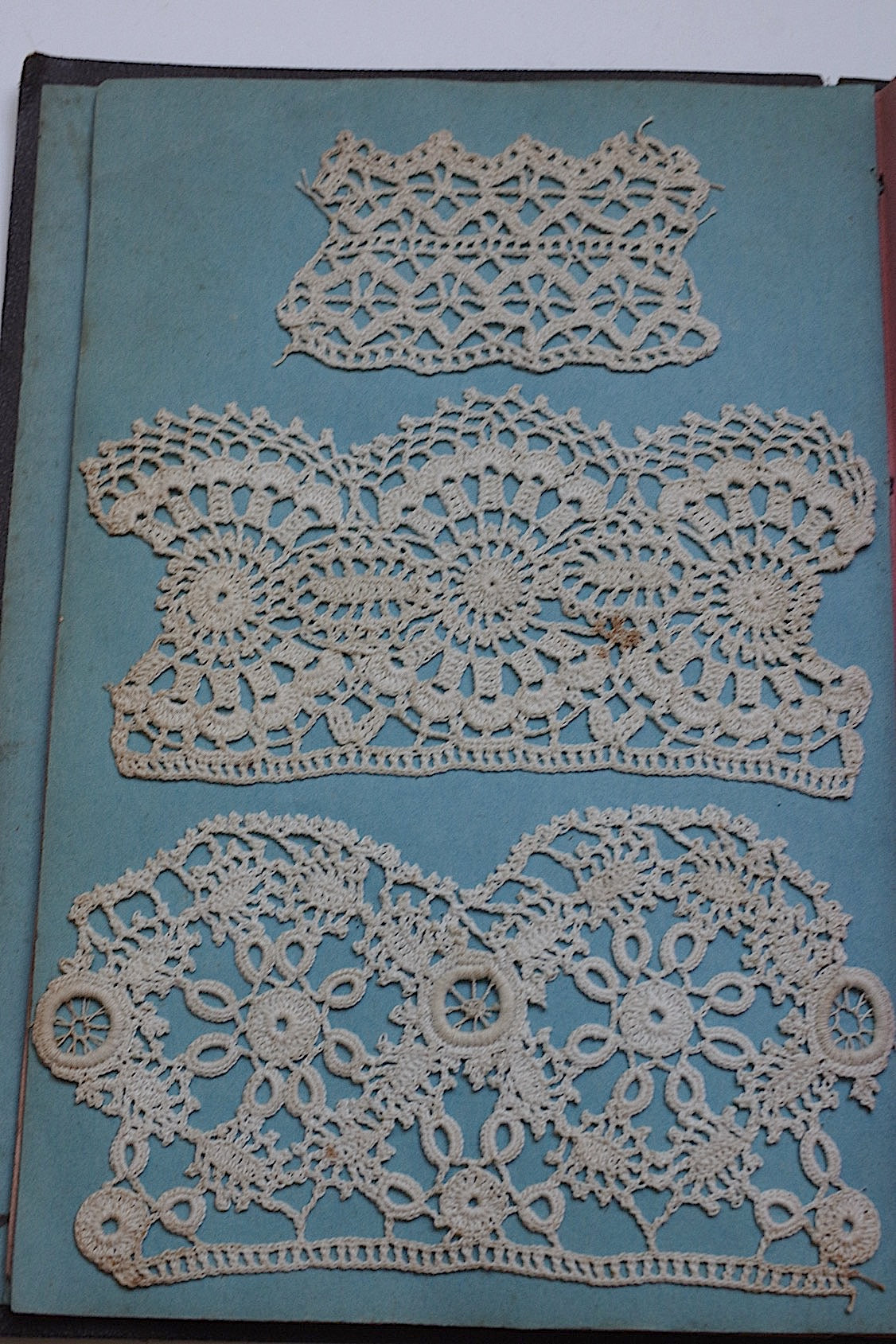 Antique lace dentelle ancienne sample book