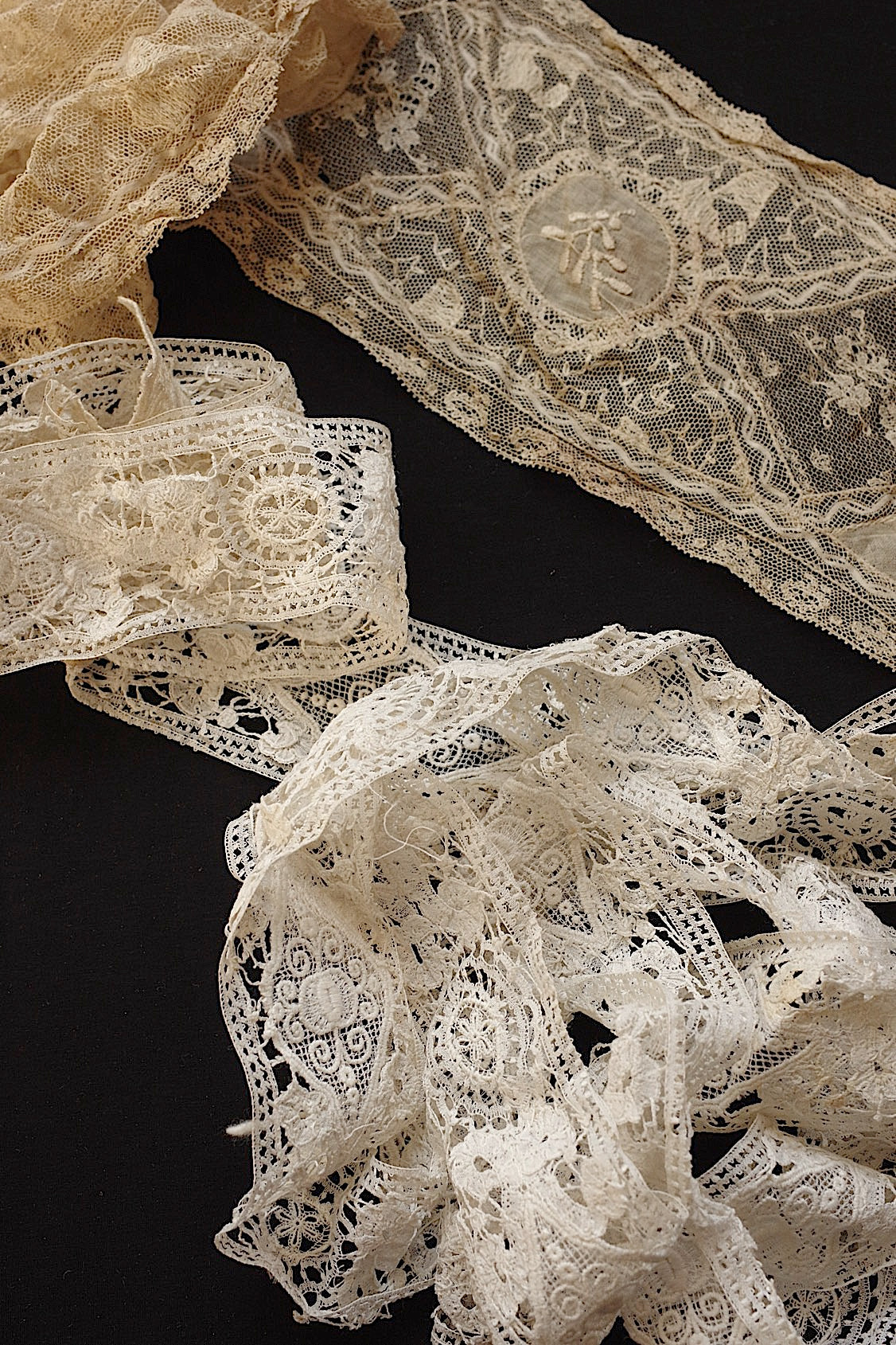 アンティークレース　dentelle ancienne 　ハギレ２種