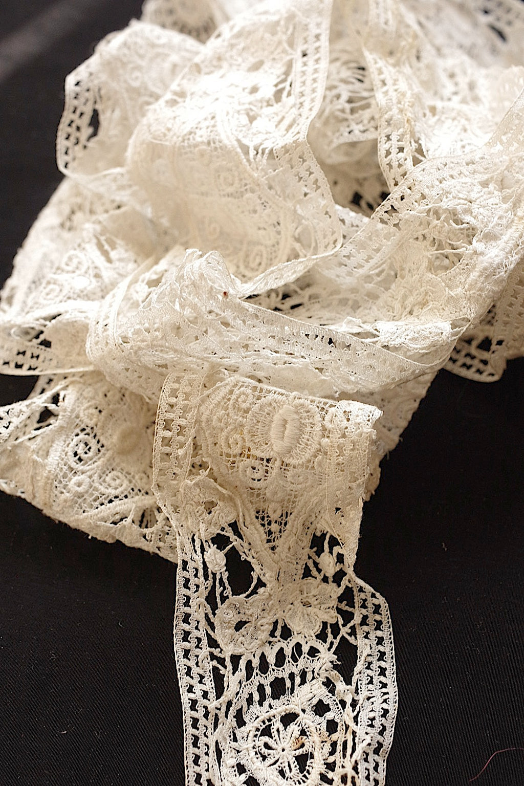 アンティークレース　dentelle ancienne 　ハギレ２種