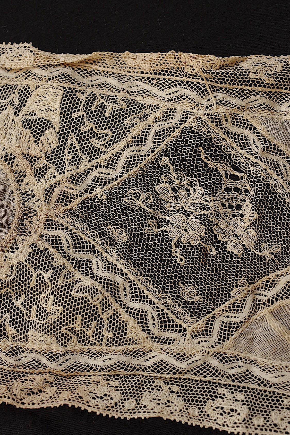 アンティークレース　dentelle ancienne 　ハギレ２種