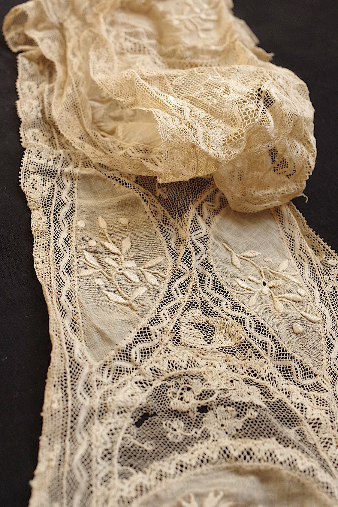 アンティークレース　dentelle ancienne 　ハギレ２種