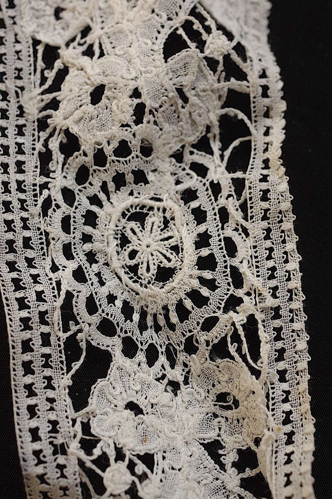 アンティークレース　dentelle ancienne 　ハギレ２種