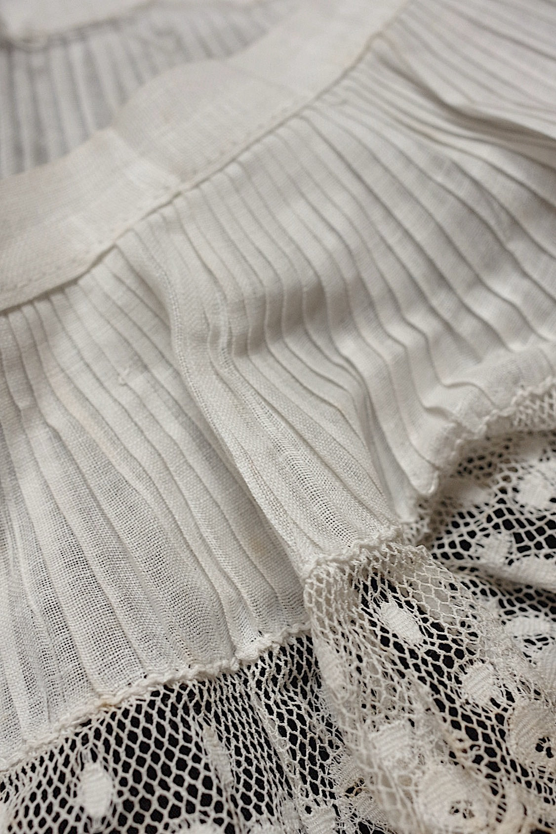 アンティークレース　dentelle ancienne　プリーツ　刺繍