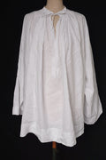 Vêtements anciens vêtement tunique de prêtre antique surplis1