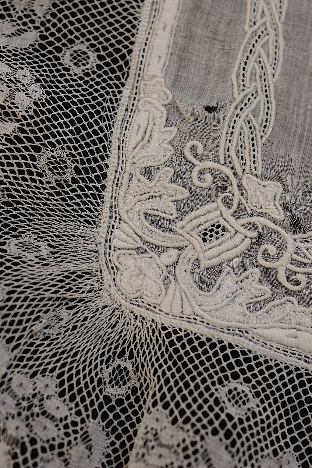 Antique lace dentelle ancinne for embroidered handkerchiefs