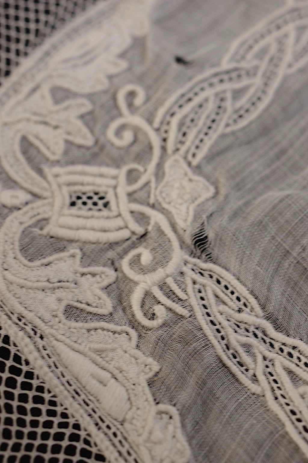 Antique lace dentelle ancinne for embroidered handkerchiefs