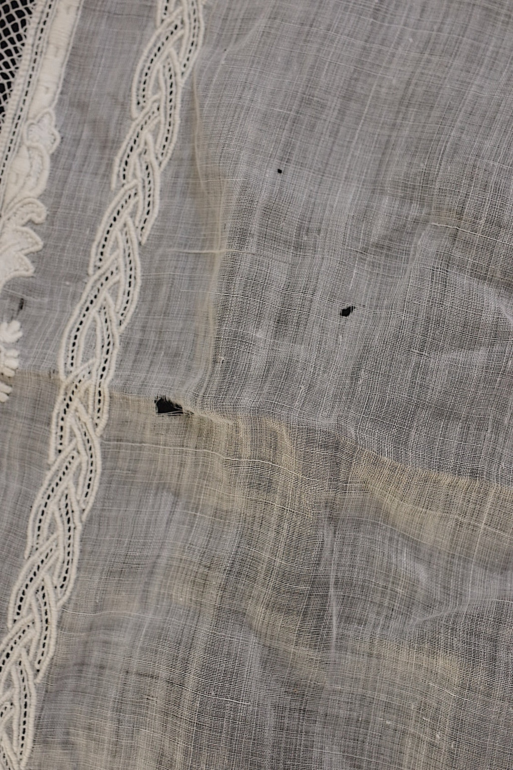 Antique lace dentelle ancinne for embroidered handkerchiefs