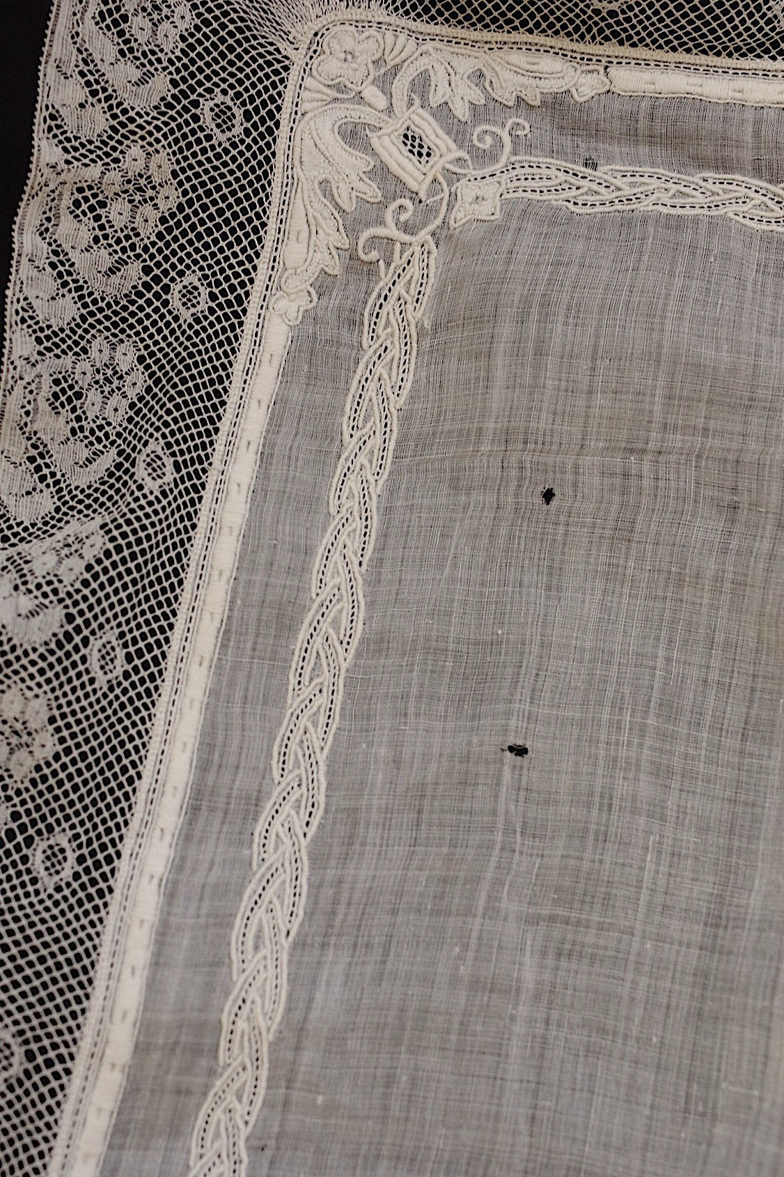 Antique lace dentelle ancinne for embroidered handkerchiefs