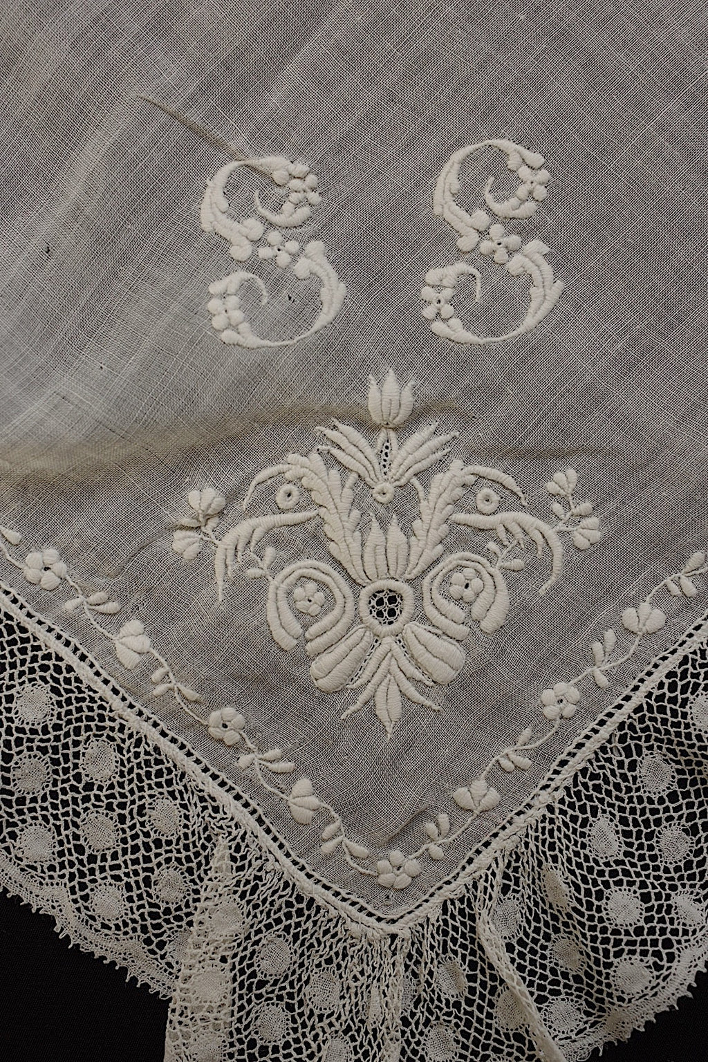 Antique lace dentelle ancinne for embroidered handkerchiefs