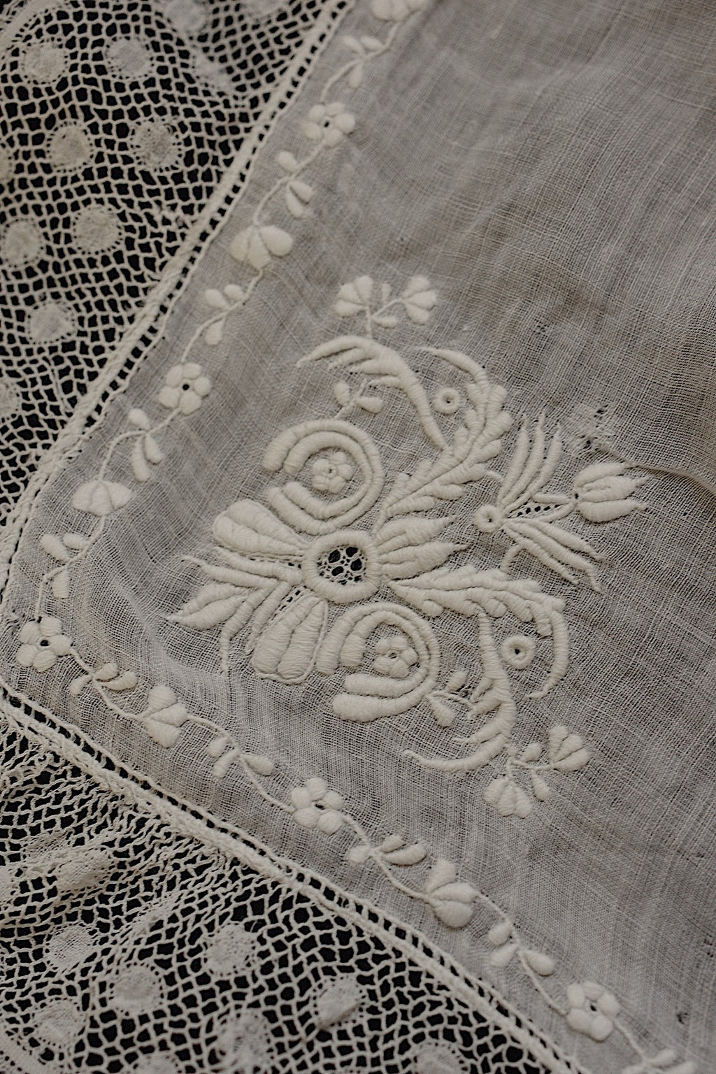Antique lace dentelle ancinne for embroidered handkerchiefs