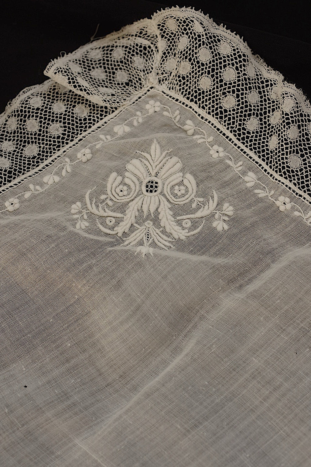 Antique lace dentelle ancinne for embroidered handkerchiefs