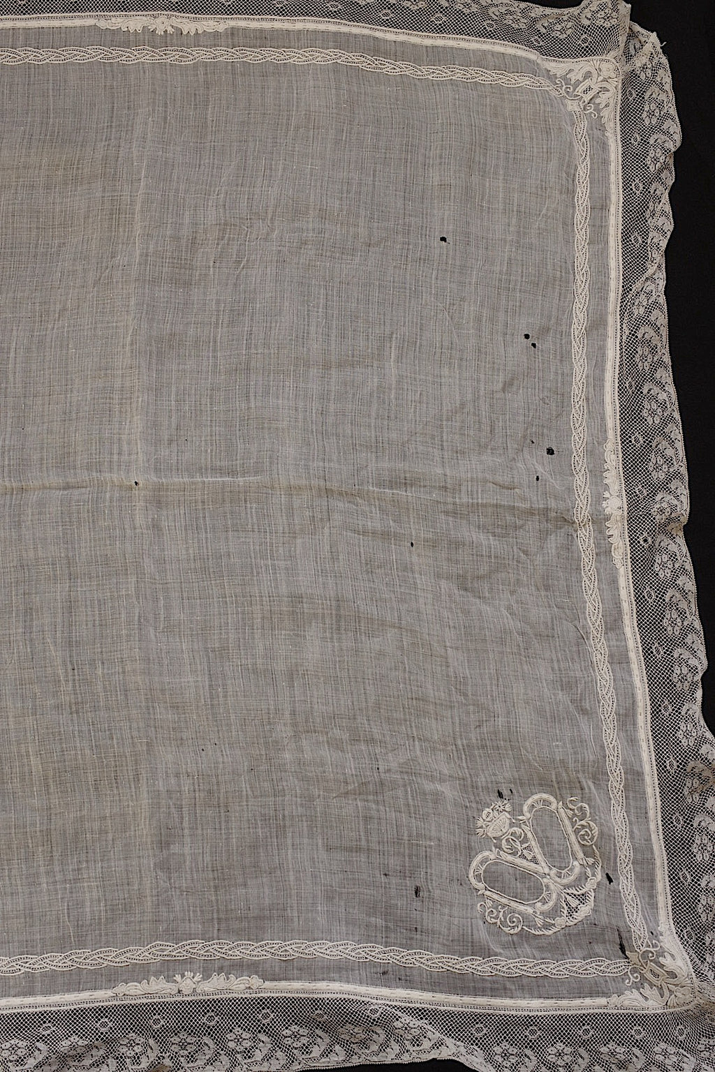 Antique lace dentelle ancinne for embroidered handkerchiefs