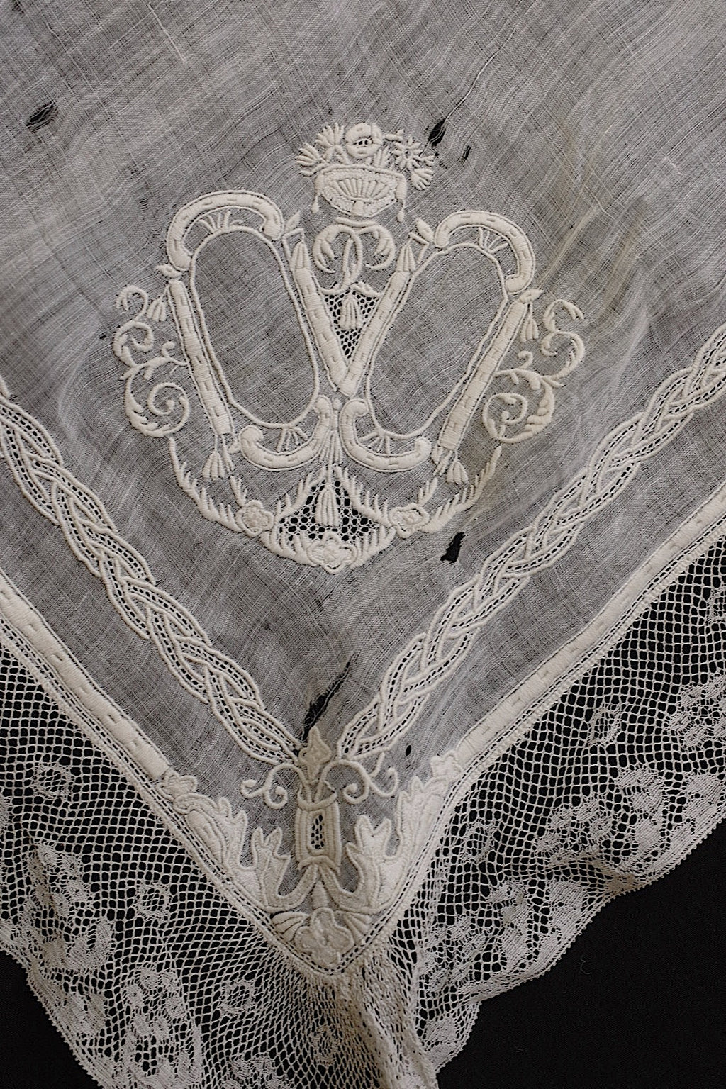 Antique lace dentelle ancinne for embroidered handkerchiefs