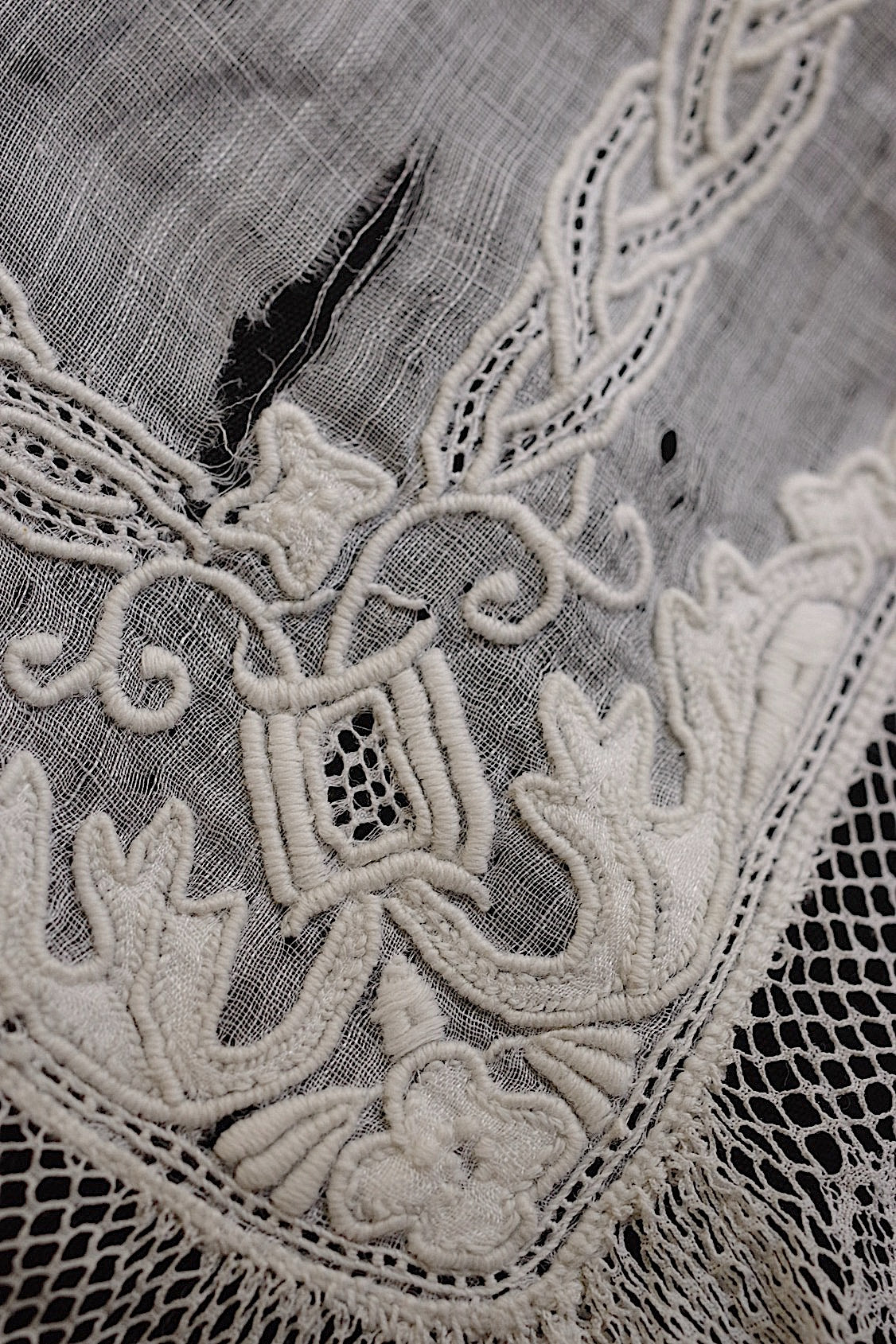 Antique lace dentelle ancinne for embroidered handkerchiefs
