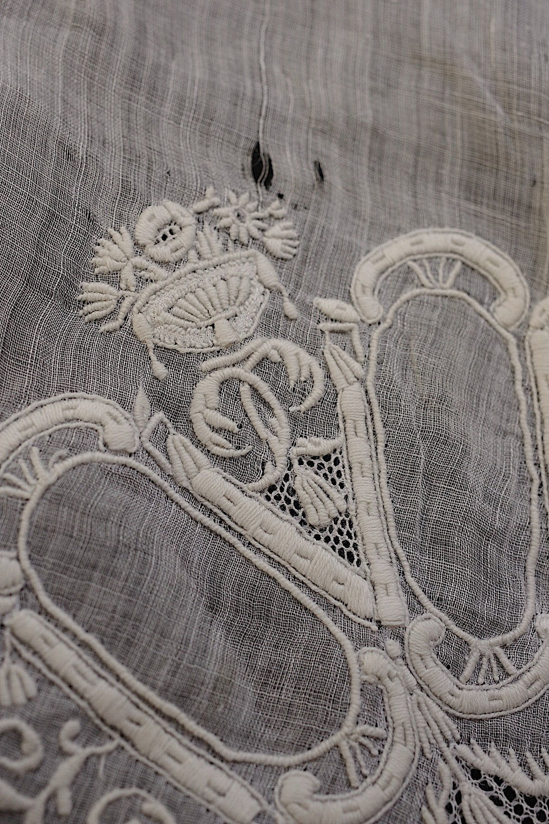 Antique lace dentelle ancinne for embroidered handkerchiefs