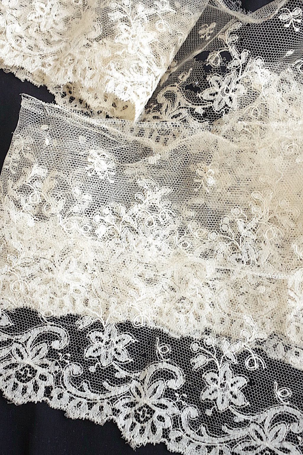 Dentelle antique dentelle ancinne pour deux matières