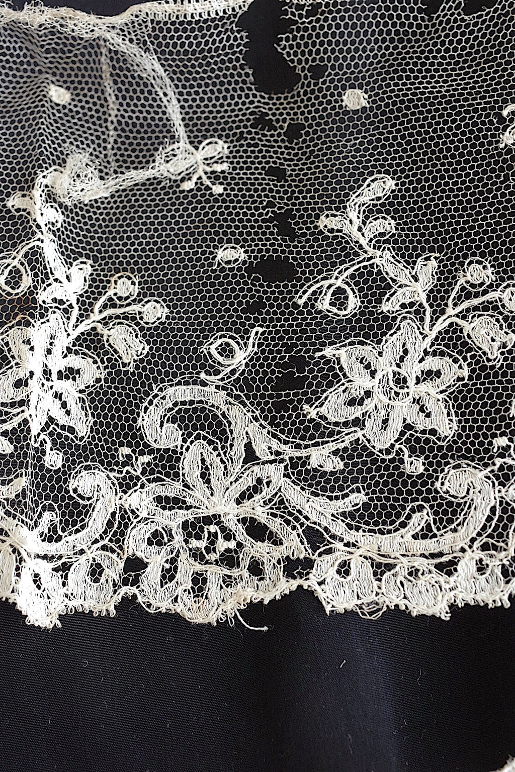 Dentelle antique dentelle ancinne pour deux matières