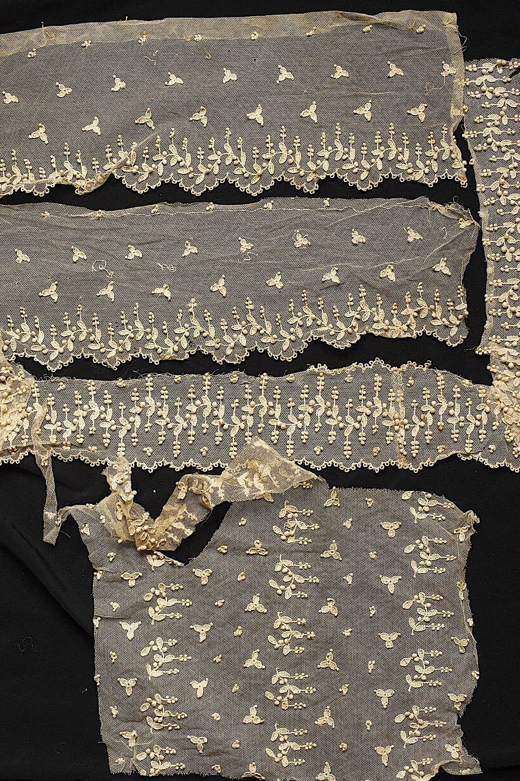 アンティークレース　dentelle ancienne ハギレつぶつぶ　素材用