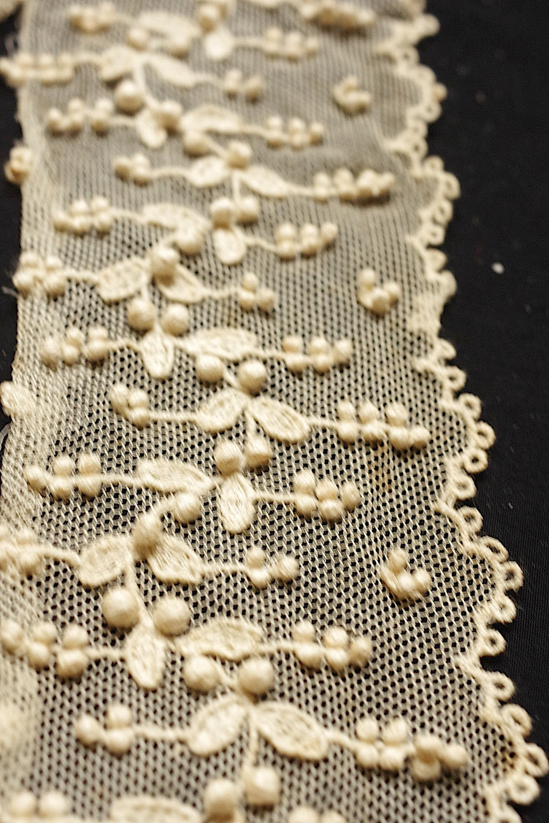 アンティークレース　dentelle ancienne ハギレつぶつぶ　素材用